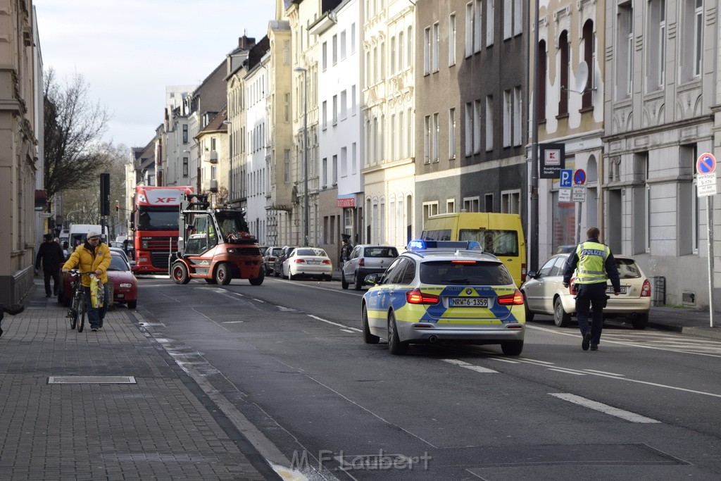 LKW gegen Bruecke wegen Rettungsgasse Koeln Muelheim P77.JPG - Miklos Laubert